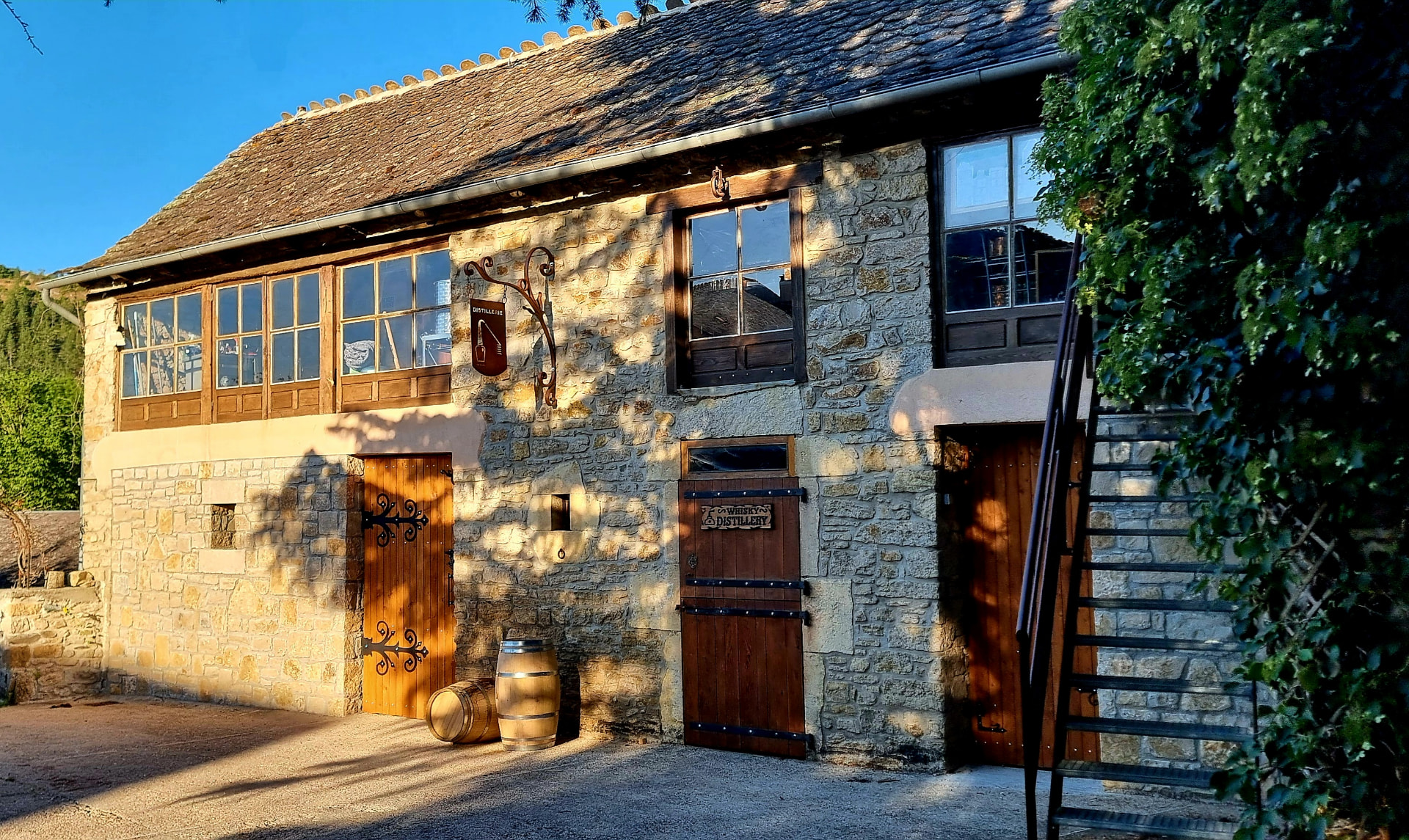 Le bâtiment de la distillerie