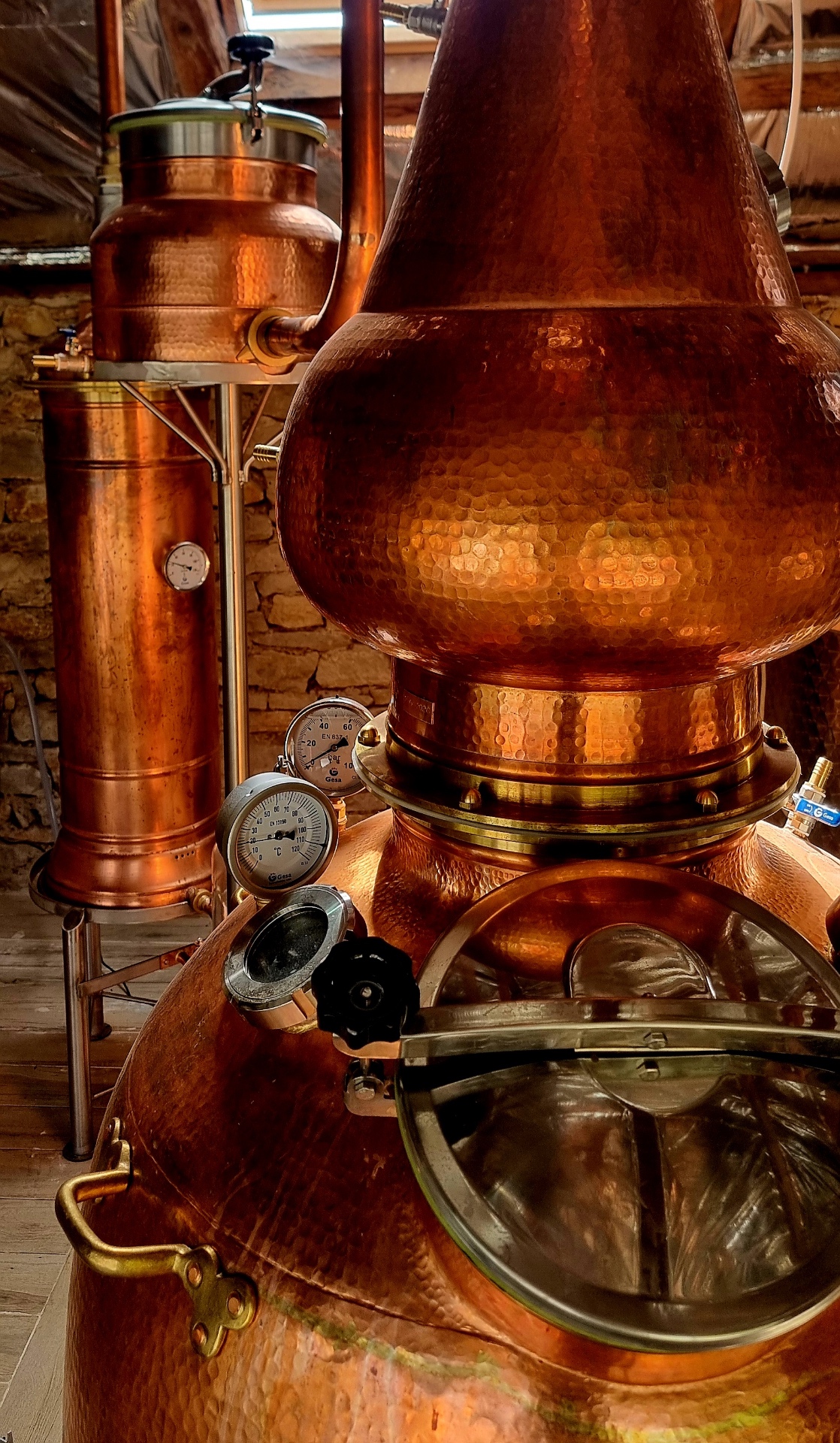 Alambics de cuivre en distillation